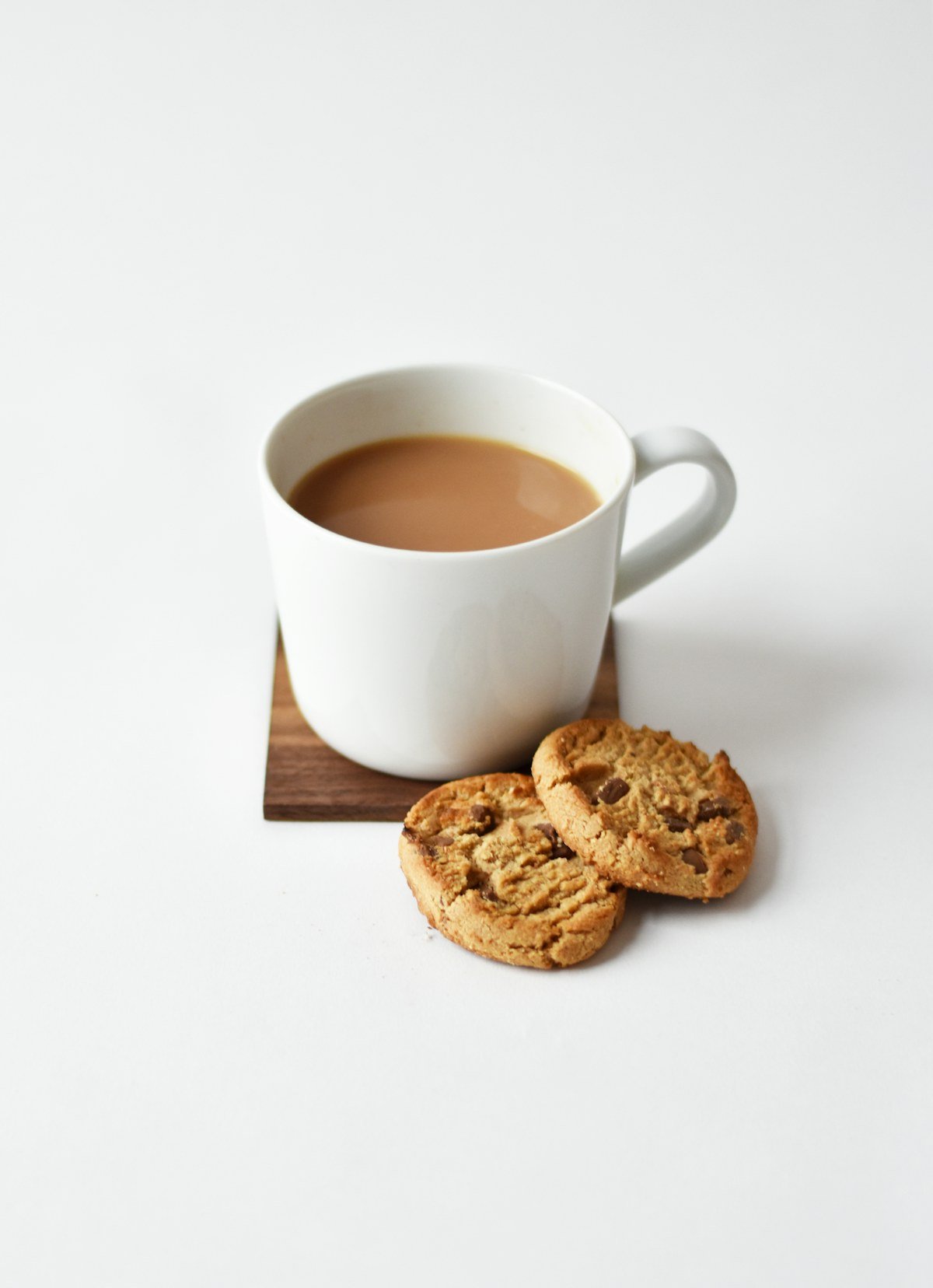 Tazas y utensilios alrededor de una mesa para el té